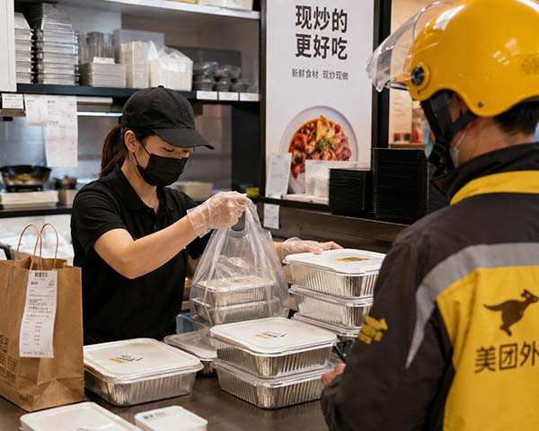 Wrinkle wall aluminium containers used in food delivery and catering operations for takeout packing and bulk meal transport